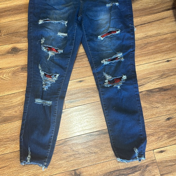 Women’s Jeans
Waist 17”
Rise 9.5”
28” long - Picture 4 of 10